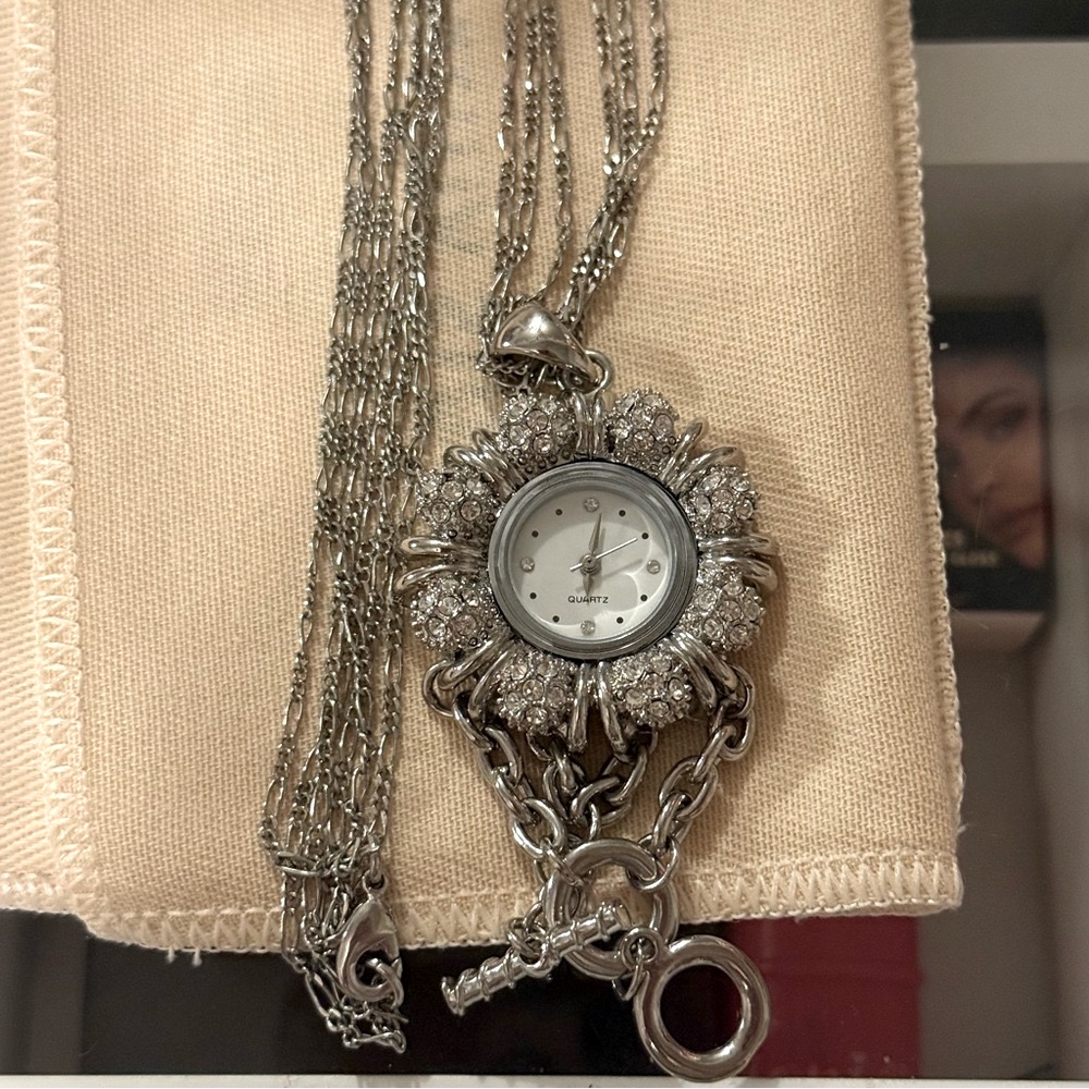 Sunflower Quartz Silver Pendant Watch Necklace 44$